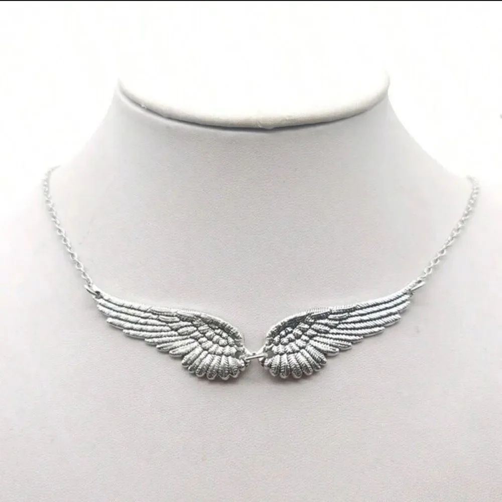 Elegant Silver Wing Necklace A1548